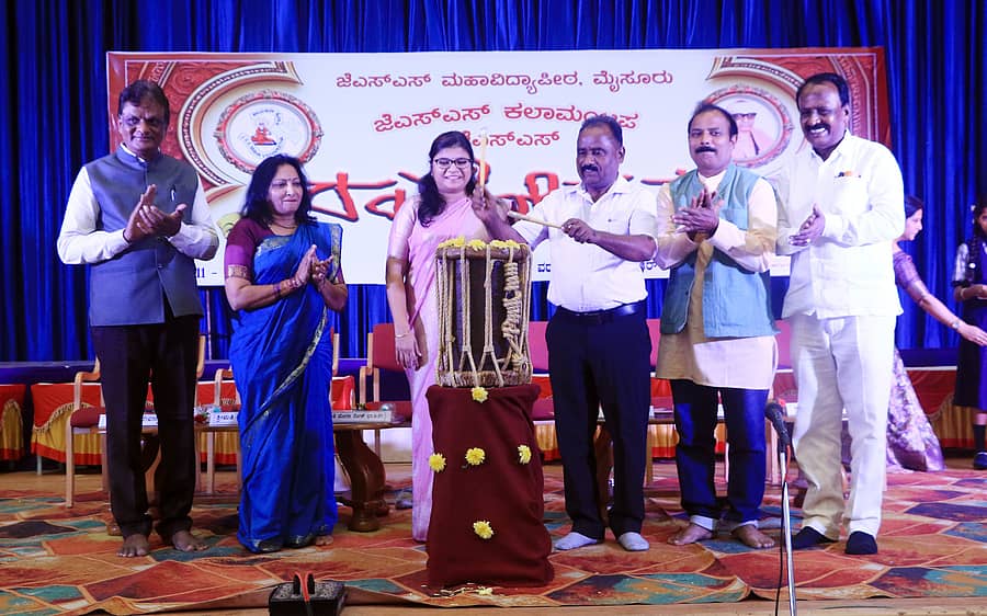 ಚಾಮರಾಜನಗರದ ಜೆಎಸ್ಎಸ್ ಕಲಾ ಮಂಪಟ, ಜೆಎಸ್ಎಸ್ ವಿದ್ಯಾಪೀಠದ ವತಿಯಿಂದ ಗುರುವಾರ ವರನಟ ಡಾ.ರಾಜಕುಮಾರ್ ಜಿಲ್ಲಾ ರಂಗಮಂದಿರದಲ್ಲಿ ಹಮ್ಮಿಕೊಂಡಿದ್ದ ಜೆಎಸ್ಎಸ್ ರಂಗೋತ್ಸವ ಕಾರ್ಯಕ್ರಮವನ್ನು ಕನ್ನಡ ಮತ್ತು ಸಂಸ್ಕೃತಿ ಇಲಾಖೆ ಜಂಟಿ ನಿರ್ದೇಶಕ ವಿ.ಮಲ್ಲಿಕಾರ್ಜುನಸ್ವಾಮಿ ಉದ್ಘಾಟಿಸಿದರು