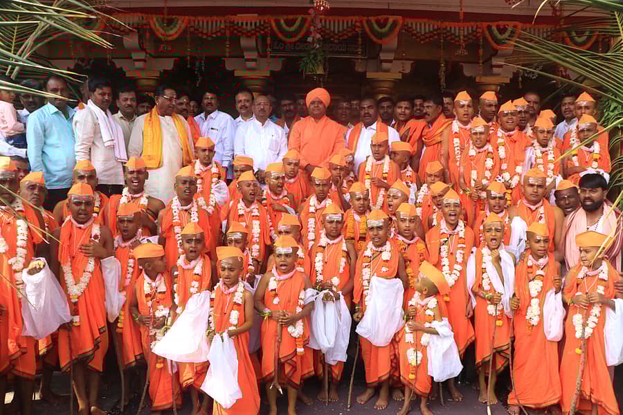 ಮುಚಖಂಡಿಯ ವೀರಭದ್ರೇಶ್ವರ ಜೀರ್ಣೋದ್ಧಾರ ಸಮಿತಿ ವತಿಯಿಂದ ಇತ್ತೀಚೆಗೆ ಅಯ್ಯಾಚಾರ ಹಾಗೂ ಶಿವದೀಕ್ಷೆ ನೀಡಲಾಯಿತು