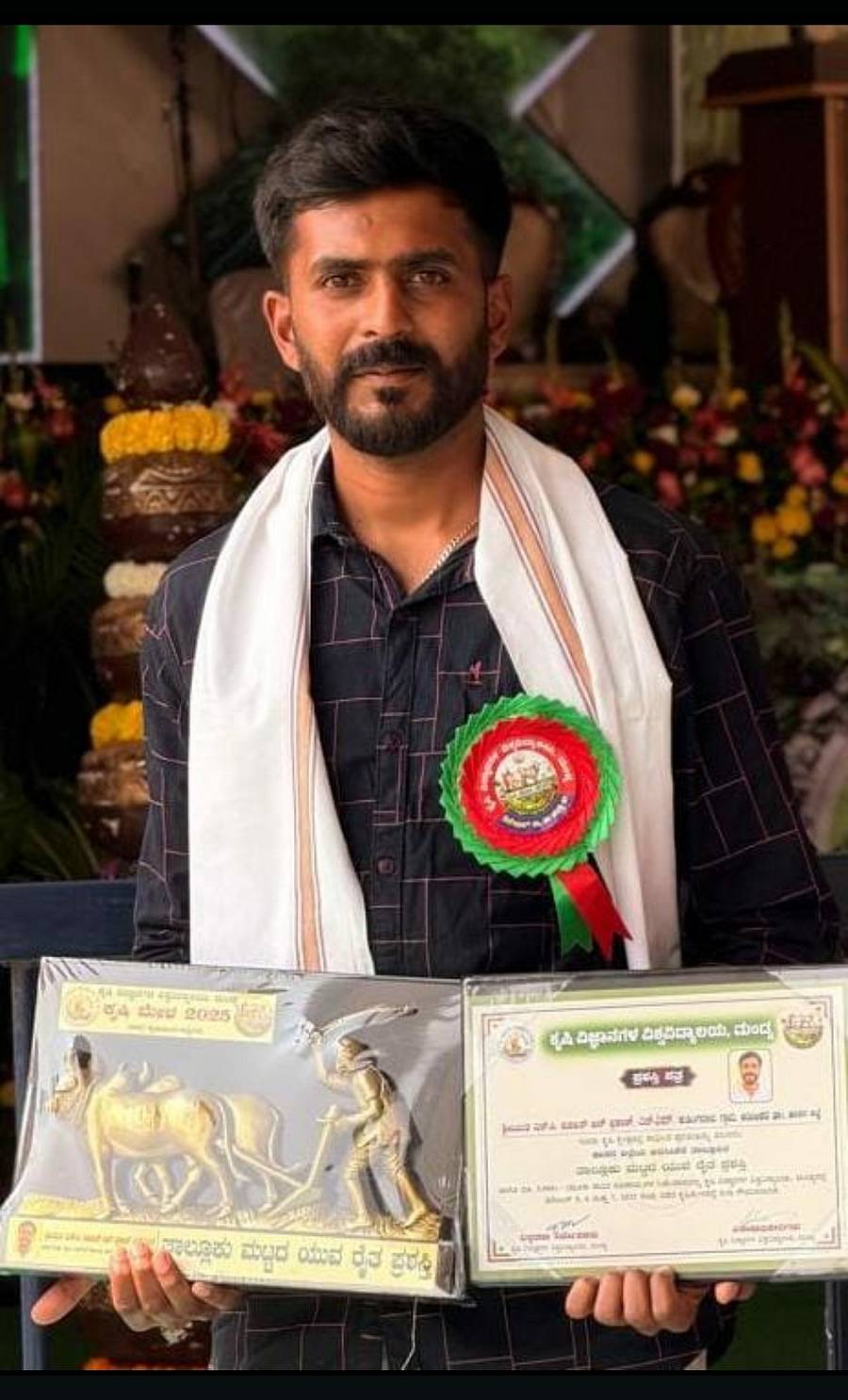 ಪ್ರಶಸ್ತಿಯೊಂದಿಗೆ ಪೂಜಿತ್ ಪ್ರಕಾಶ್