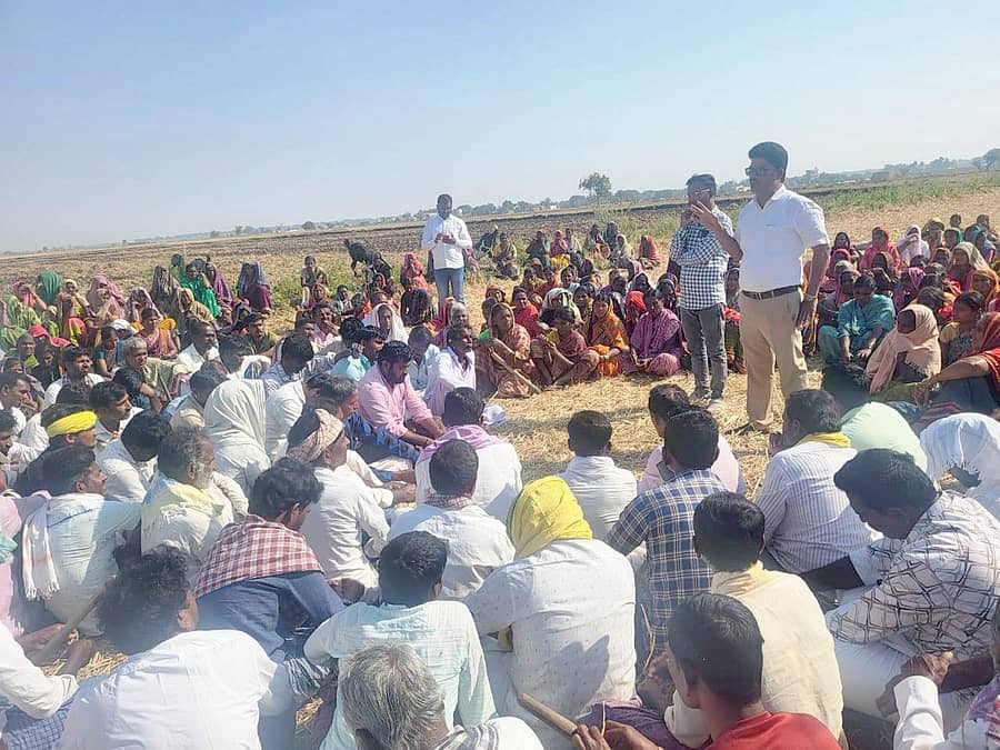 ಸಿಂಧನೂರು ತಾಲ್ಲೂಕಿನ ಪಗಡದಿನ್ನಿ ಗ್ರಾಮ ಪಂಚಾಯಿತಿ ವ್ಯಾಪ್ತಿಯ ತಿಪ್ಪನಹಟ್ಟಿ ಗ್ರಾಮದ ನರೇಗಾ ಯೋಜನೆಯ ಕಾಮಗಾರಿ ಸ್ಥಳಕ್ಕೆ ಸಹಾಯಕ ನಿರ್ದೇಶಕ ಯಂಕಪ್ಪ ಭೇಟಿ ನೀಡಿ ಕೂಲಿ ಕಾರ್ಮಿಕರೊಂದಿಗೆ ಚರ್ಚಿಸಿದರು