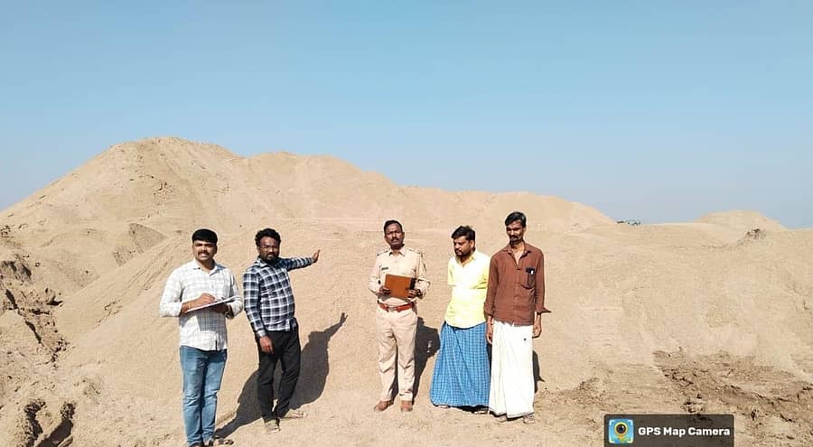 ಸುರಪುರ ತಾಲ್ಲೂಕಿನಲ್ಲಿ ಕೃಷ್ಣಾ ನದಿ ತೀರದ ಜಮೀನೊಂದರಲ್ಲಿ ಮರಳನ್ನು ಅಕ್ರಮವಾಗಿ ದಾಸ್ತಾನು ಮಾಡಿರುವುದು