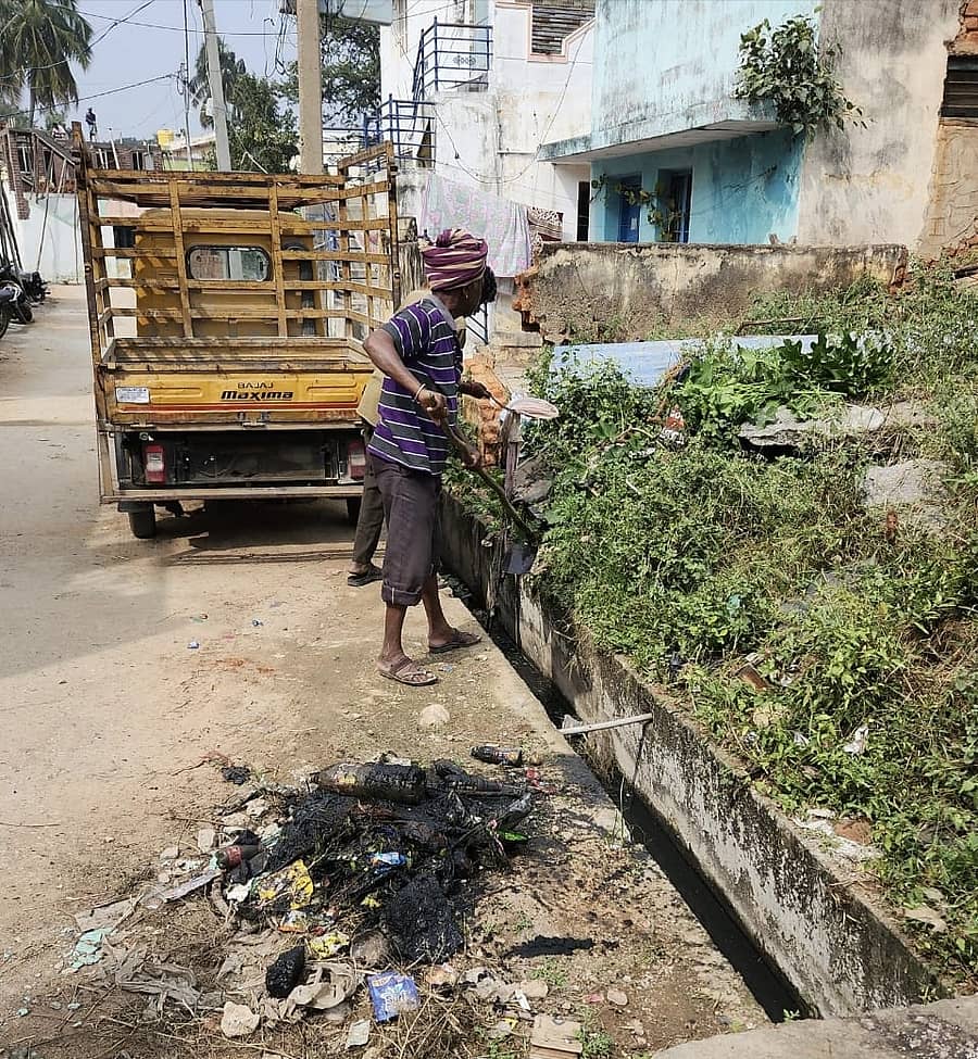 ಪಟ್ಟಣದ ವಿವಿಧ ವಾರ್ಡ್ಗಳಲ್ಲಿ ಸುರಕ್ಷತಾ ಕವಚಗಳಿಲ್ಲದೆ ಚರಂಡಿ ಸ್ವಚ್ಛ ಮಾಡುತ್ತಿರುವ ಪೌರಕಾರ್ಮಿಕರು