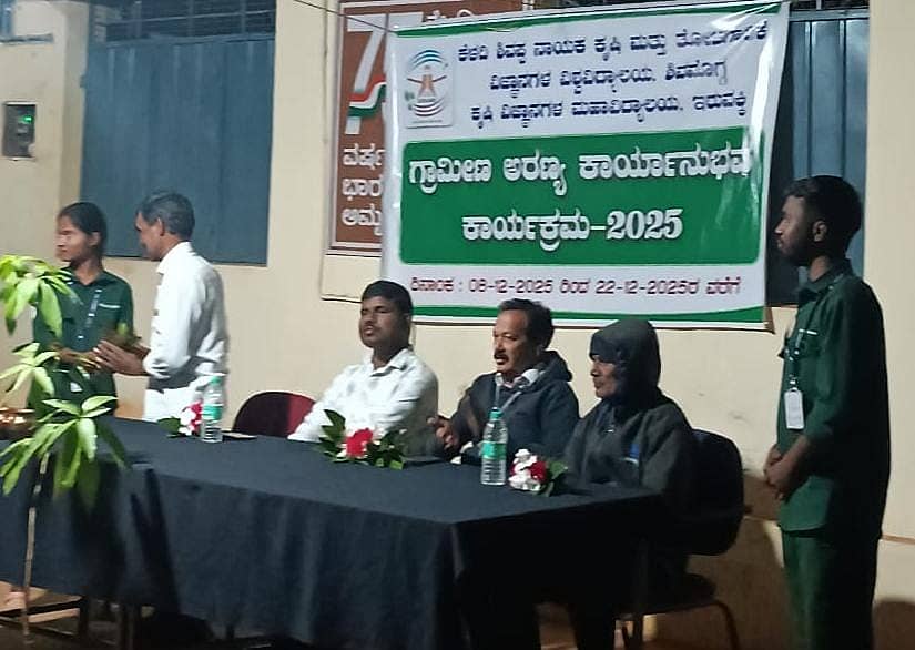 ಗ್ರಾಮೀಣ ಅರಣ್ಯ ಕಾರ್ಯಾನುಭವ ಕಾರ್ಯಕ್ರಮವನ್ನು ಧರ್ಮಪ್ಪ ಖಂಡೋಜಿ ಉದ್ಘಾಟಿಸಿಸುತ್ತಿರುವುದು.