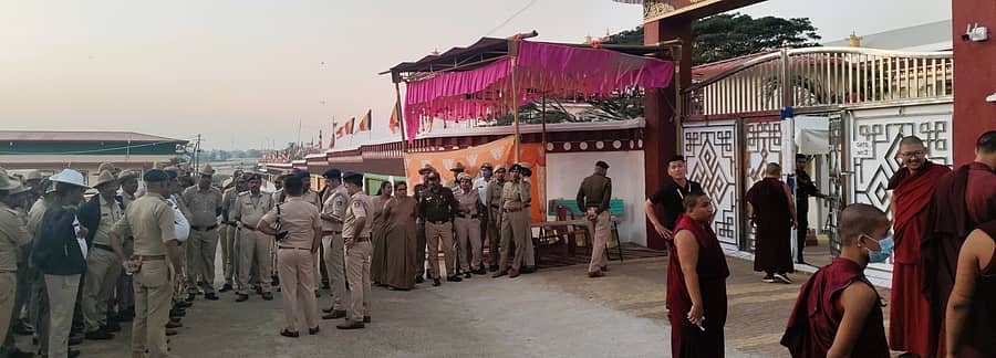 <div class="paragraphs"><p>ಮುಂಡಗೋಡ ತಾಲ್ಲೂಕಿಗೆ ಟಿಬೆಟನ್‌ ಧಾರ್ಮಿಕ ನಾಯಕ ದಲೈಲಾಮಾ ಶುಕ್ರವಾರ ಆಗಮಿಸಲಿರುವ ಕಾರಣ ಟಿಬೆಟನ್‌ ಕ್ಯಾಂಪ್‌ನಲ್ಲಿ ಪೊಲೀಸರನ್ನು ನಿಗದಿತ ಸ್ಥಳದಲ್ಲಿ ಬಂದೋಬಸ್ತ್‌ಗೆ ನಿಯೋಜಿಸಲಾಗಿದೆ</p></div>