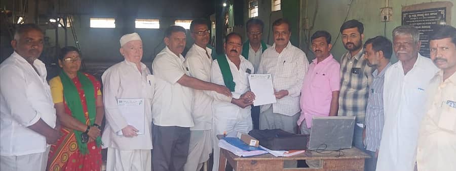 ನರಗುಂದ ದಲ್ಲಿ ರೈತ ಸಂಘ ಹಾಗೂ ಹಸಿರು ಸೇನೆ ಸದಸ್ಯರು ಮೆಕ್ಕೆಜೋಳ ಖರೀದಿ ಕೇಂದ್ರ ಪುನರ್ ಆರಂಭಿಸಬೇಕೆಂದು ಆಗ್ರಹಿಸಿ ತಹಶೀಲ್ದಾರ್ ರಿಗೆ ಮನವಿ ಸಲ್ಲಿಸಿದರು.