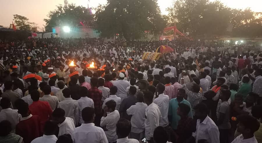 ಯಡ್ರಾಮಿ ತಾಲ್ಲೂಕಿನ ಕಡಕೋಳ ಮಡಿವಾಳೇಶ್ವರ ರಥೋತ್ಸವದಲ್ಲಿ ಮುಗಿಬಿದ್ದ ಭಕ್ತಸಾಗರ