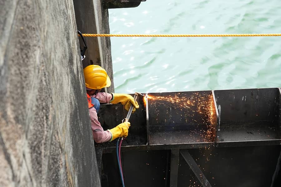 ತುಂಗಭದ್ರಾ ಅಣೆಕಟ್ಟೆಯಲ್ಲಿ ಕ್ರೆಸ್ಟ್ಗೇಟ್ ತುಂಡರಿಸುತ್ತಿರುವ ಕಾರ್ಮಿಕ