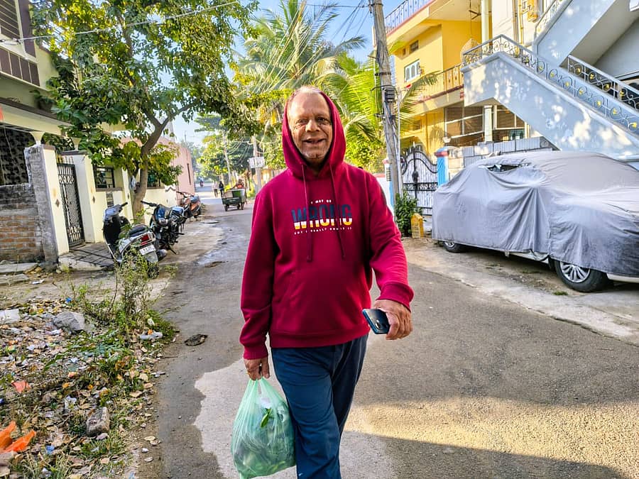 ರಾಯಚೂರಿನಲ್ಲಿ ವ್ಯಕ್ತಿಯೊಬ್ಬರು ಸ್ವೇಟರ್ ಧರಿಸಿ ಸಾಗಿದರು