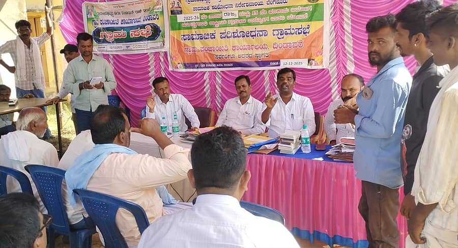 ಹಿರಿಯೂರು ತಾಲ್ಲೂಕಿನ ದಿಂಡಾವರ ಗ್ರಾಮದಲ್ಲಿ ಶುಕ್ರವಾರ ಆಯೋಜಿಸಿದ್ದ ಗ್ರಾಮ ಸಭೆಗೆ ಚುನಾಯಿತ ಸದಸ್ಯರು ಹಾಗೂ ಸಾರ್ವಜನಿಕರು ವಿರೋಧ ವ್ಯಕ್ತಪಡಿಸಿದರು