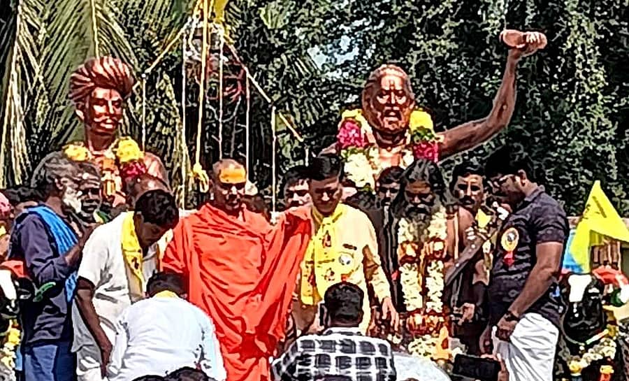 ಕುರುಗೋಡು ಸಮೀಪದ ಸಿರಿಗೇರಿ ಗ್ರಾಮದಲ್ಲಿ ಸಿದ್ದರಾಮನಂದಪುರಿ ಶ್ರೀಗಳು ಭಕ್ತ ಕನಕದಾರ ಮತ್ತು ಸಂಗೊಳ್ಳಿ ರಾಯಣ್ಣ ಅವರ ಮೂರ್ತಿಗಳನ್ನು ಅನಾವರಣಗೊಳಿಸಿದರು