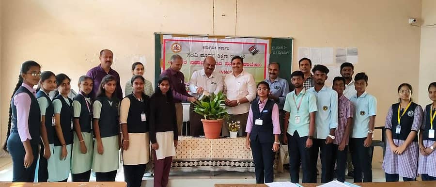 ನಂಜನಗೂಡಿನ ಜೂನಿಯರ್ ಕಾಲೇಜಿನಲ್ಲಿ ಶುಕ್ರವಾರ ನಡೆದ ‘ಮತದಾರರಿಗೆ ಶಿಕ್ಷಣ ನೀಡುವಲ್ಲಿ ಹಾಗೂ ಮತದಾರರ ಪಟ್ಟಿಯನ್ನು ಶುದ್ಧೀಕರಿಸುವಲ್ಲಿ ಮತಗಟ್ಟೆ ಮಟ್ಟದ ಅಧಿಕಾರಿಗಳ ಪಾತ್ರ’ ಎಂಬ ವಿಷಯ ಕುರಿತ ಪ್ರಬಂಧ ಸ್ಪರ್ಧೆಯನ್ನು ಜೂನಿಯರ್ ಕಾಲೇಜಿನ ಪ್ರಾಂಶುಪಾಲ ಆರ್.ದಿನೇಶ್ ಉದ್ಘಾಟಿದರು