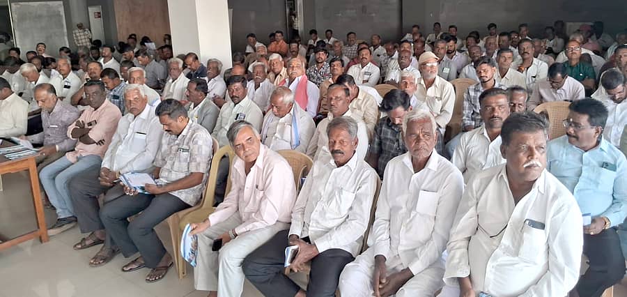 ಮಳವಳ್ಳಿ ಪಟ್ಟಣದ ಮೈಸೂರು ರಸ್ತೆಯ ಸುತ್ತೂರು ಜಯಂತ್ಯುತ್ಸವದ ಕಚೇರಿಯಲ್ಲಿ ಕಾಂಗ್ರೆಸ್ ಮುಖಂಡರ ಹಾಗೂ ಕಾರ್ಯಕರ್ತರ ಸಭೆ ನಡೆಯಿತು