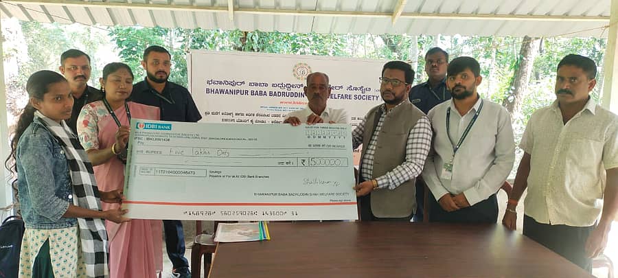 ಕುಶಾಲನಗರ ಸಮೀಪದ ಕಟ್ಟೆಹಾಡಿಯ ವಸತಿ ರಹಿತ ಆದಿವಾಸಿ ಕುಟುಂಬಗಳಿಗೆ ಭವಾನಿಪುರ್ ಬಾಬಾ ಬದ್ರುದ್ದೀನ್ ಶಾ ವೆಲ್ವೇರ್ ಸೊಸೈಟಿ ವತಿಯಿಂದ ಉಚಿತವಾಗಿ ನೂತನ ಮನೆ ನಿರ್ಮಿಸಿಕೊಡಲು ಉದ್ದೇಶಿಸಿದ್ದು,ಸಂಸ್ಥೆ ರಾಷ್ಟ್ರೀಯ ಅಧ್ಯಕ್ಷ ವೈ.ಕೆ.ಶಶಿಕುಮಾರ್ ಅವರು ಶುಕ್ರವಾರ ತಲಾ ಐದು ಲಕ್ಷ ಮೊತ್ತದ ಚೆಕ್ ಅನ್ನು ಫಲಾನುಭವಿಗಳಿಗೆ ವಿತರಣೆ ಮಾಡಿದರು.