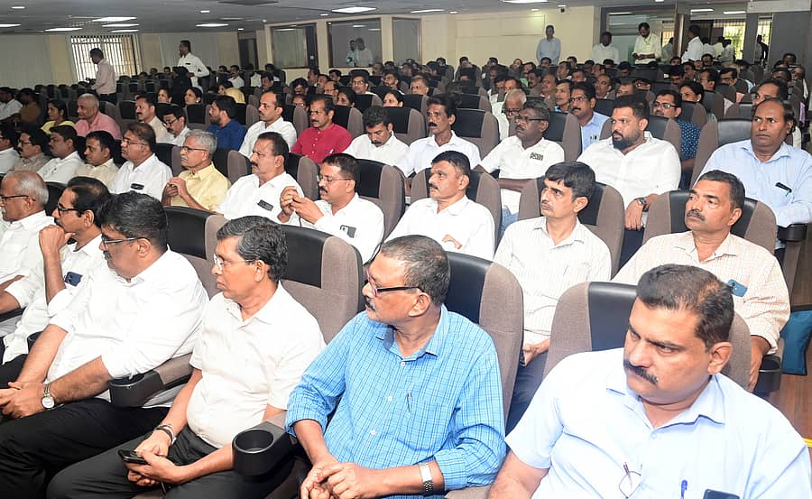 ದಕ್ಷಿಣ ಕನ್ನಡ ಜಿಲ್ಲಾ ಕೇಂದ್ರ ಸಹಕಾರಿ ಬ್ಯಾಂಕ್ನಲ್ಲಿ ನಡೆದ ಸಭೆಯಲ್ಲಿ ಭಾಗವಹಿಸಿದ್ದ ವಿವಿಧ ಸಂಘಗಳ ಪದಾಧಿಕಾರಿಗಳು : ಪ್ರಜಾವಾಣಿ ಚಿತ್ರ