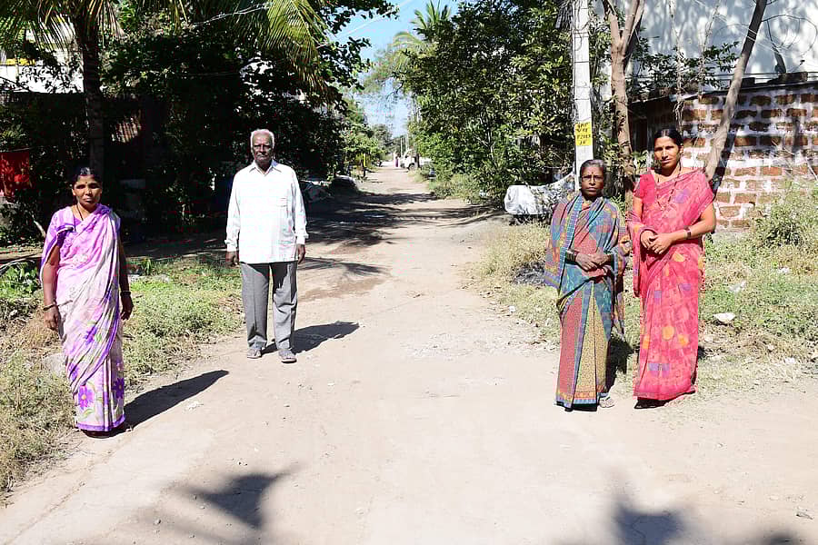 ಕಲಬುರಗಿಯ ಜಮಶೆಟ್ಟಿ ನಗರದ ರಸ್ತೆಯ ದುಸ್ಥಿತಿಯನ್ನು ನಿವಾಸಿಗಳು ತೋರಿಸಿದರು