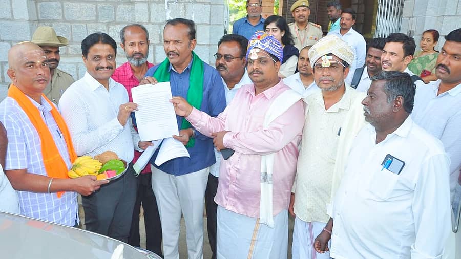 <div class="paragraphs"><p>BJP ಕಾರ್ಯಕರ್ತರ ಮನವಿ</p></div>