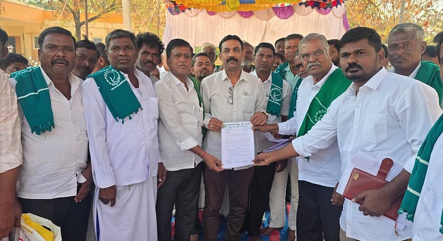 ಮಾನ್ವಿಯಲ್ಲಿ ಶುಕ್ರವಾರ ಕರ್ನಾಟಕ ರಾಜ್ಯ ರೈತ ಸಂಘದ ಸದಸ್ಯರು ಗ್ರೇಡ್-2 ತಹಶೀಲ್ದಾರ್ ಅಬ್ದುಲ್ ವಾಹಿದ್ ಅವರಿಗೆ ಮನವಿ ಸಲ್ಲಿಸಿದರು