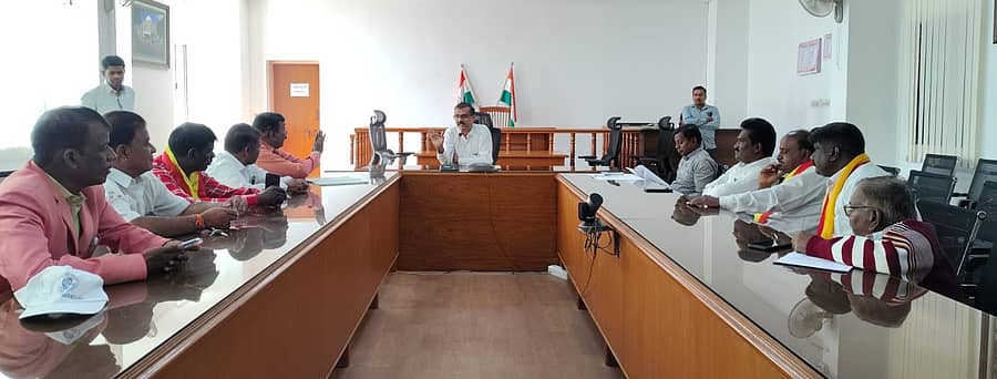 ನಗರದ ಜಿಲ್ಲಾಧಿಕಾರಿ ಕಚೇರಿ ಸಭಾಂಗಣದಲ್ಲಿ ಶುಕ್ರವಾರ ವಿಶ್ವ ಮಾನವ ಕುವೆಂಪು ಜನ್ಮ ದಿನಾಚರಣೆ ಕುರಿತ ಪೂರ್ವಭಾವಿ ಸಭೆ ನಡೆಯಿತು