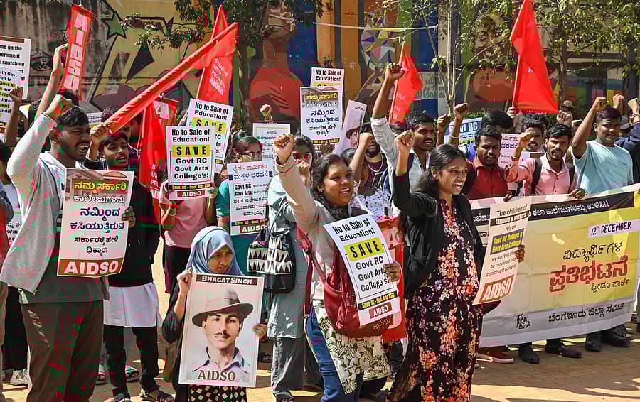 ನಗರದ ಸ್ವಾತಂತ್ರ್ಯ ಉದ್ಯಾನದಲ್ಲಿ ಎಐಡಿಎಸ್ಒ ಸದಸ್ಯರು ಮತ್ತು ವಿದ್ಯಾರ್ಥಿಗಳು ಪ್ರತಿಭಟನೆ ನಡೆಸಿದರು.
ಪ್ರಜಾವಾಣಿ ಚಿತ್ರ