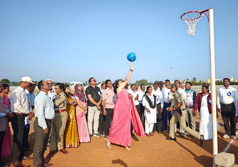 ಜಿಲ್ಲಾಡಳಿತ, ಜಿಲ್ಲಾ ಪಂಚಾಯಿತಿ, ಶಾಲಾ ಶಿಕ್ಷಣ ಇಲಾಖೆ, ಜಿಲ್ಲಾ ನೆಟ್ ಬಾಲ್ ಅಸೊಸಿಯೇಷನ್ ಸಂಯುಕ್ತ ಆಶ್ರಯದಲ್ಲಿ ನಗರದ ಡಾ.ಬಿ.ಆರ್ ಅಂಬೇಡ್ಕರ್ ಜಿಲ್ಲಾ ಕ್ರೀಡಾಂಗಣದಲ್ಲಿ ಆಯೋಜಿಸಿರುವ 14 ರಿಂದ 17 ವರ್ಷ ವಯೋಮಿತಿಯ ಬಾಲಕ ಬಾಲಕಿಯರ ರಾಜ್ಯಮಟ್ಟದ ನೆಟ್ ಬಾಲ್ ಪಂದ್ಯಾವಳಿಗೆ ಜಿಲ್ಲಾಧಿಕಾರಿ ಶಿಲ್ಪಾನಾಗ್ ಚಾಲನೆ ನೀಡಿದರು