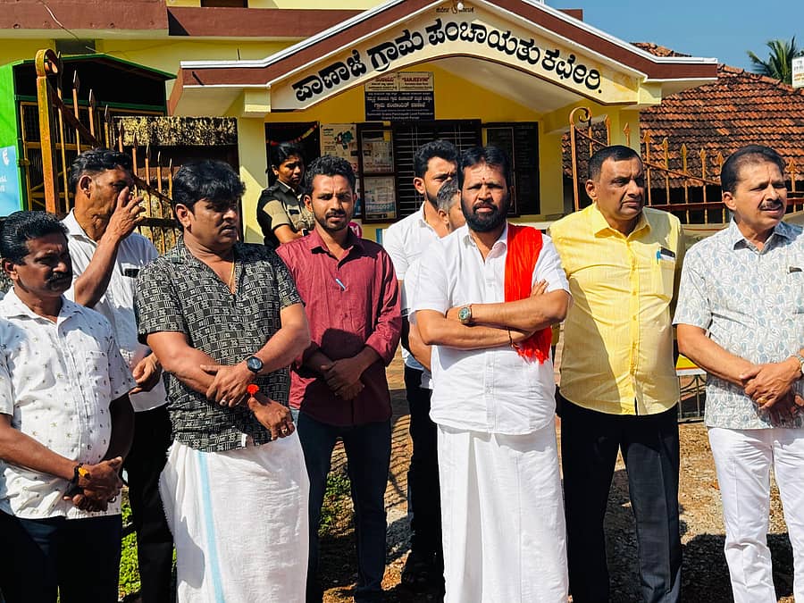 ಪಾಣಾಜೆ ಪಂಚಾಯಿತಿ ಭೂಮಿಯನ್ನು ಮಸೀದಿಗೆ ದಫನ ಭೂಮಿಯಾಗಿ ನೀಡುವ ನಿರ್ಧಾರದ ವಿರೋಧಿಸಿ ಅರುಣ್ ಕುಮಾರ್ ಪುತ್ತಿಲ ನೇತೃತ್ವದಲ್ಲಿ ಪ್ರತಿಭಟನೆ ನಡೆಯಿತು