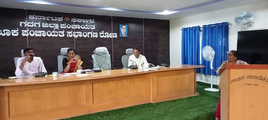 ರೋಣ ತಾಲ್ಲೂಕು ಪಂಚಾಯಿತಿ ಸಭಾಭವನದಲ್ಲಿ ನಡೆದ ಸಾಮಾನ್ಯ ಸಭೆಯಲ್ಲಿ ಆಡಳಿತಾಧಿಕಾರಿ ನಂದಾ ಹಣಬರಟ್ಟಿ ಮಾತನಾಡಿದರು