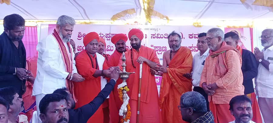 ಕಮತಗಿ ಪಟ್ಟಣದಲ್ಲಿ ನಿರ್ಮಾಣವಾದ ಅಯ್ಯಪ್ಪ ಸ್ವಾಮಿ ದೇವಸ್ಥಾನದ ಲೋಕಾರ್ಪಣೆ ಕಾರ್ಯಕ್ರಮವನ್ನು ಶ್ರೀಗಳು ಉದ್ಘಾಟಿಸಿದರು.