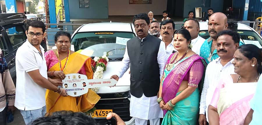 ದೇವರಾಜು ಅರಸು ಹಿಂದುಳಿದ ವರ್ಗಗಳ ಅಭಿವೃದ್ಧಿ ನಿಗಮದ ವತಿಯಿಂದ ಫಲಾನುಭವಿಗಳಿಗೆ ಶಾಸಕ ಎಸ್. ಮುನಿರಾಜು ಟ್ಯಾಕ್ಸಿಗಳನ್ನು ವಿತರಿಸಿದರು.