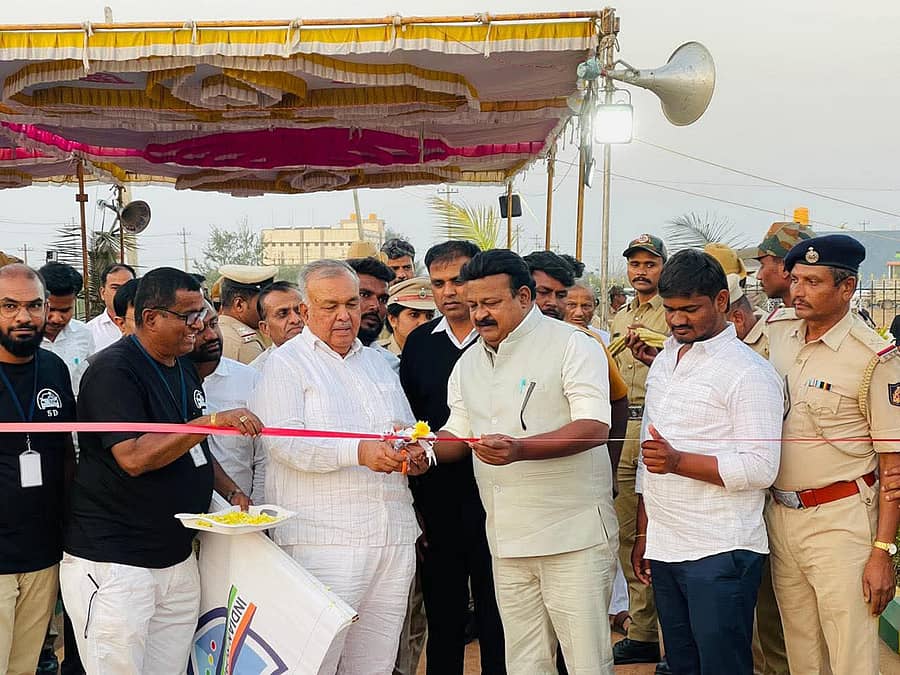 ರಾಣೆಬೆನ್ನೂರಿನ ಹುಣಸೀಕಟ್ಟಿ ರಸ್ತೆಯಲ್ಲಿ ನಿರ್ಮಿಸಿರುವ ಚಾಲನಾ ಪಥವನ್ನು ಸಾರಿಗೆ ಸಚಿವ ರಾಮಲಿಂಗಾರೆಡ್ಡಿ ಶುಕ್ರವಾರ ಉದ್ಘಾಟಿಸಿದರು