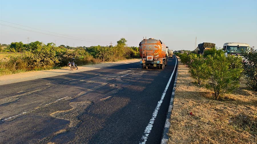 <div class="paragraphs"><p>ರಾಷ್ಟ್ರೀಯ ಹೆದ್ದಾರಿ-50 ರ ರಸ್ತೆ</p></div>