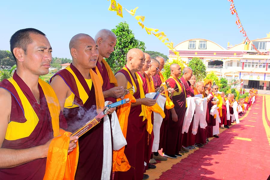 ದಲೈಲಾಮಾ ಅವರನ್ನು ಸ್ವಾಗತಿಸಲು ಡ್ರೆಪುಂಗ್ ತಾಶಿ ಗೋಮಾಂಗ್ ಡಿಬೆಟ್ ಹಾಲ್ನ ಆವರಣದಲ್ಲಿ ನಿಂತಿದ್ದ ಬಿಕ್ಕುಗಳು