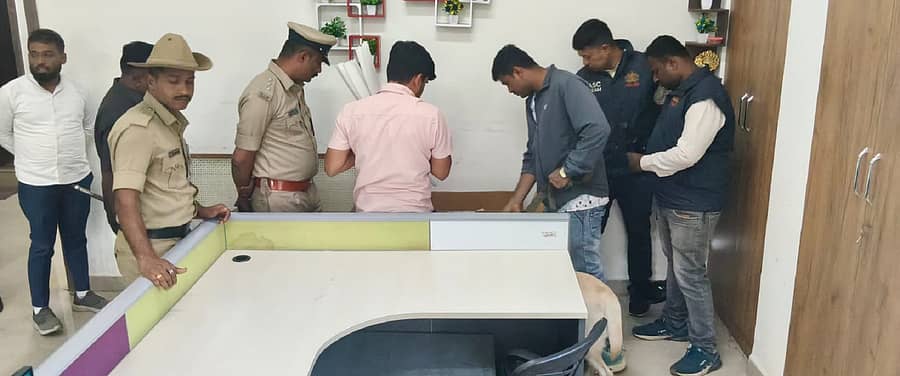 ಕೋಲಾರ ಜಿಲ್ಲಾಧಿಕಾರಿ ಕಚೇರಿಯಲ್ಲಿ ಶುಕ್ರವಾರ ಪೊಲೀಸರು ತಪಾಸಣೆ ನಡೆಸಿದರು