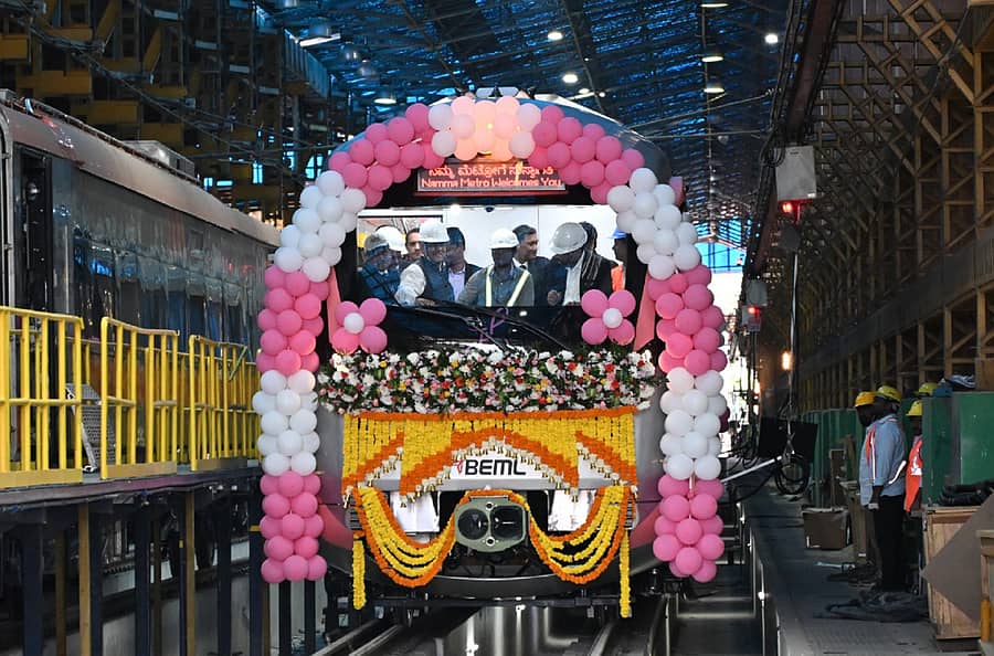 ಹೊಸ ತಿಪ್ಪಸಂದ್ರದಲ್ಲಿರುವ ಬಿಇಎಂಎಲ್ ಕಾರ್ಯಾಗಾರದಲ್ಲಿ ಗುಲಾಬಿ ಮಾರ್ಗಕ್ಕೆ ಮೊದಲ ಮೆಟ್ರೊ ಅನಾವರಣಗೊಳಿಸಲಾಯಿತು