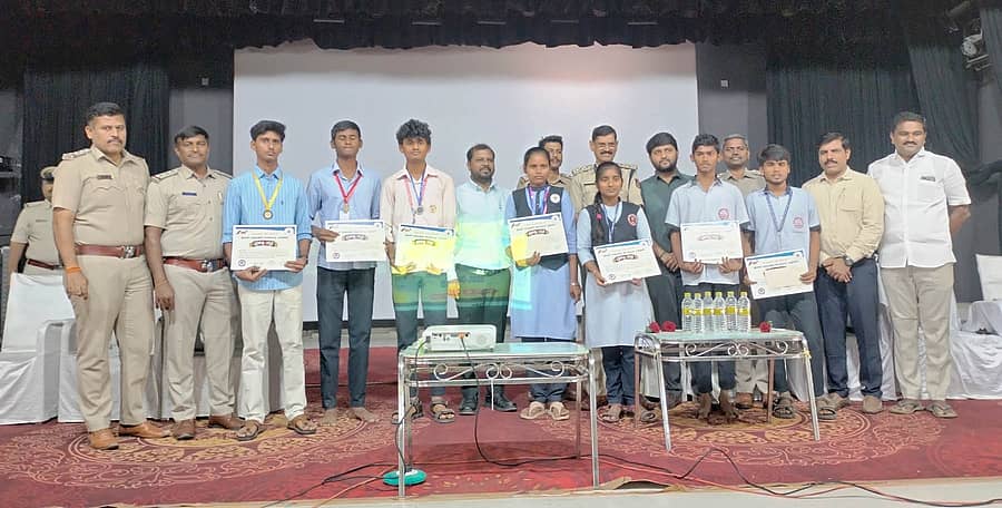 ಸಿಂಧನೂರಿನ ಟೌನ್ಹಾಲ್ನಲ್ಲಿ ಶುಕ್ರವಾರ ನಡೆದ ಅಪರಾಧ ತಡೆ ಮಾಸಾಚರಣೆ ಹಾಗೂ ವಿದ್ಯಾರ್ಥಿಗಳ ಜಾಗೃತಿ ಕಾರ್ಯಕ್ರಮದಲ್ಲಿ ಭಾಷಣ ಮತ್ತು ಪ್ರಬಂಧ ಸ್ಪರ್ಧೆಯಲ್ಲಿ ಪ್ರಥಮ, ದ್ವಿತೀಯ ಮತ್ತು ತೃತೀಯ ಸ್ಥಾನ ಪಡೆದ ವಿದ್ಯಾರ್ಥಿಗಳಿಗೆ ನಗದು ಬಹುಮಾನ ವಿತರಿಸಲಾಯಿತು