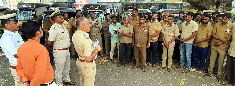 ಚನ್ನಪಟ್ಟಣದಲ್ಲಿ ನಡೆದ ಅಪರಾಧ ತಡೆ ಮಾಸಾಚರಣೆಯಲ್ಲಿ ಡಿವೈಎಸ್ಪಿ ಚನ್ನೇಗೌಡ ಆಟೊ ಚಾಲಕರಿಗೆ ಸಂಚಾರ ನಿಯಮ ಪಾಲನೆ ಬಗ್ಗೆ ಜಾಗೃತಿ ಮೂಡಿಸಿದರು