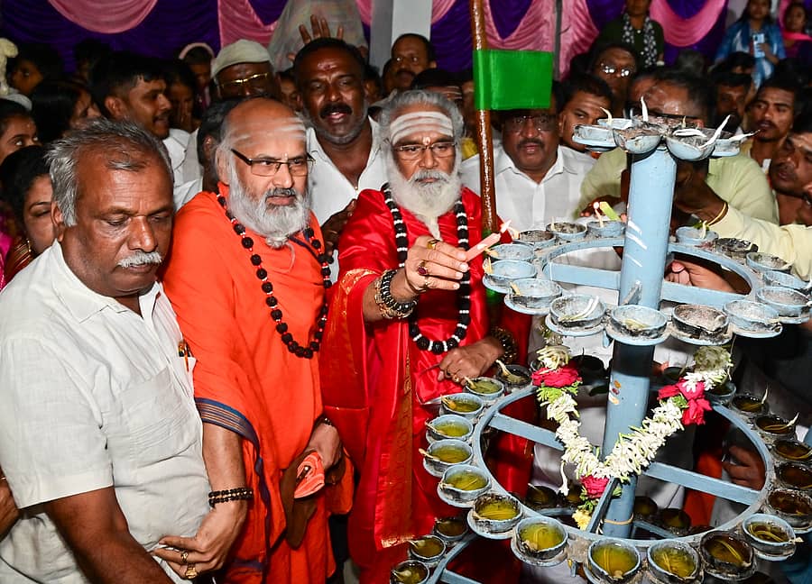 ದಾವಣಗೆರೆಯ ಲೆನಿನ್ ನಗರದಲ್ಲಿನ ಚೌಡೇಶ್ವರಿ ದೇವಿಯ ಕಾರ್ತಿಕ ಮಹೋತ್ಸವದಲ್ಲಿ ರಂಭಾಪುರಿ ಪೀಠದ ವೀರಸೋಮೇಶ್ವರ ಸ್ವಾಮೀಜಿ ದೀಪ ಬೆಳಗಿದರು. ಓಂಕಾರ ಶಿವಾಚಾರ್ಯ ಸ್ವಾಮೀಜಿ ಇದ್ದಾರೆ –ಪ್ರಜಾವಾಣಿ ಚಿತ್ರ