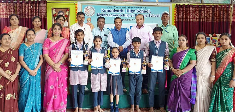 ಶಿಕಾರಿಪುರದ ಮೈತ್ರಿ ಶಾಲೆಯಲ್ಲಿ ಶುಕ್ರವಾರ ನಡೆದ ಕಾರ್ಯಕ್ರಮದಲ್ಲಿ ಕ್ರೀಡೆ, ಸಾಂಸ್ಕೃತಿಕ ಸ್ಪರ್ಧೆಯಲ್ಲಿ ವಿಜೇತರಾದ ವಿದ್ಯಾರ್ಥಿಗಳಿಗೆ ಬಹುಮಾನ ವಿತರಿಸಲಾಯಿತು