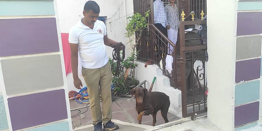 ಹುನಗುಂದದಲ್ಲಿ ಕಳ್ಳತನ ನಡೆದ ಮನೆಯಲ್ಲಿ ಶ್ವಾನದಳವು ಪರಿಶೀಲನೆ ನಡೆಸಿತು