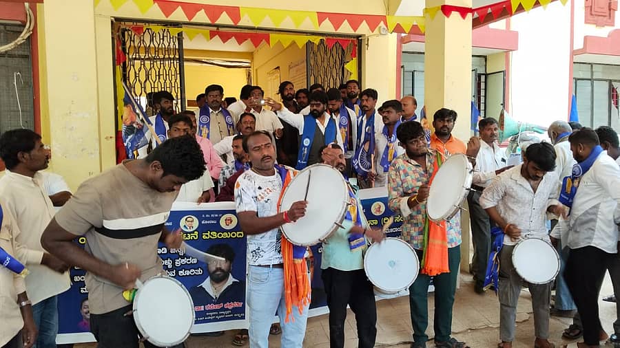 ತಾಲ್ಲೂಕು ಕಛೇರಿಯಿ ಬಳಿ ದಲಿತರ ಸ್ಮಶಾನ ಭೂಮಿಗಾಗಿ ಆಗ್ರಹಿಸಿ ಜಾಂಬವ ಯುವಸೇನೆ ತಮಟೆ ಚಳುವಳಿ