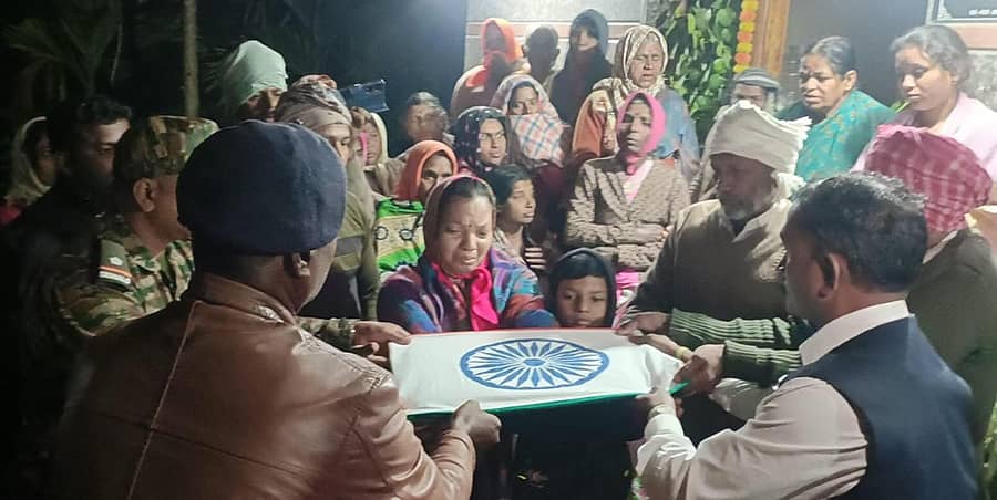 ಬೀರೂರು ಸಮೀಪದ ಜೋಡಿತಿಮ್ಮಾಪುರ ಗ್ರಾಮದಲ್ಲಿ ಶುಕ್ರವಾರ ಮೃತ ಯೋಧ ಗಿರೀಶ್ ಅವರ ಧರ್ಮಪತ್ನಿ ಅಭಿಲಾಷಾರಿಗೆ ನಾಯಬ್ ಸುಬೇದಾರ್ ಶಿವಚರಣ್ ಜಿ.ಕೆ. ರಾಷ್ಟ್ರದ್ವಜವನ್ನು ಹಸ್ತಾಂತರಿಸಿದರು