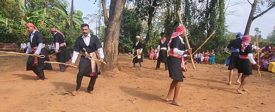 ಗೋಣಿಕೊಪ್ಪಲು ಬಳಿಯ ಬಿರುನಾಣಿ ಮಂದ್ನಲ್ಲಿ ಕೊಡವ ಜಾನಪದ ಕಲೆ ಪುತ್ತರಿ ಕೋಲಾಟ್ ಪ್ರದರ್ಶಿಸಲಾಯಿತು