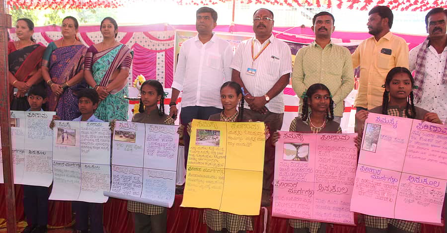 ಆನೇಕಲ್ ತಾಲ್ಲೂಕಿನ ಮುತ್ತಾನಲ್ಲೂರು ಗ್ರಾಮದಲ್ಲಿ ಮಕ್ಕಳ ಗ್ರಾಮಸಭೆಯಲ್ಲಿ ವಿದ್ಯಾರ್ಥಿಗಳು ತಮ್ಮ ಸಮಸ್ಯೆಯ ಬಗ್ಗೆ ಬೆಳಕು ಚೆಲ್ಲಿದರು