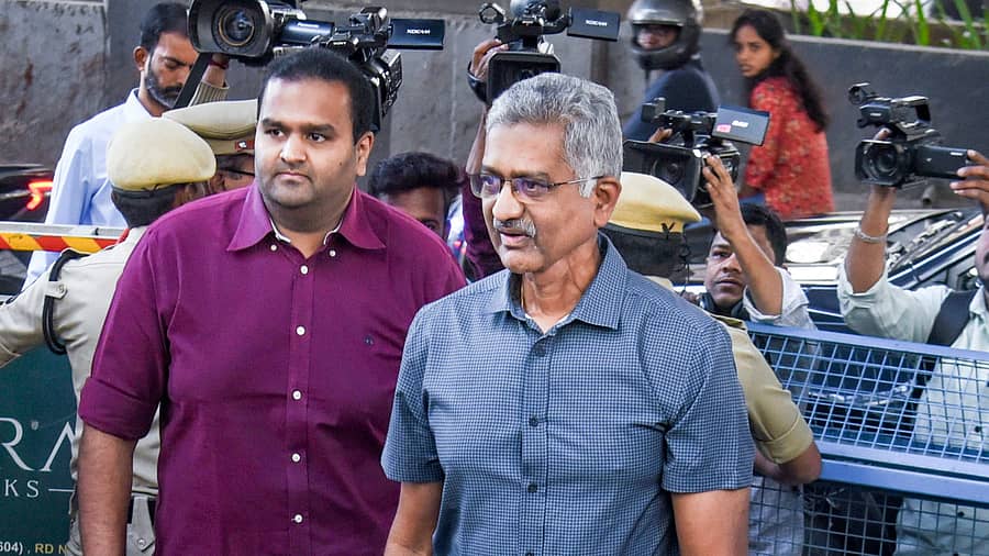 <div class="paragraphs"><p>ತೆಲಂಗಾಣದ ವಿಶೇಷ ಗುಪ್ತಚರ ಬ್ಯೂರೊದ ಮಾಜಿ ಮುಖ್ಯಸ್ಥ ಟಿ.ಪ್ರಭಾಕರ ರಾವ್ (ಬಲ)</p></div>