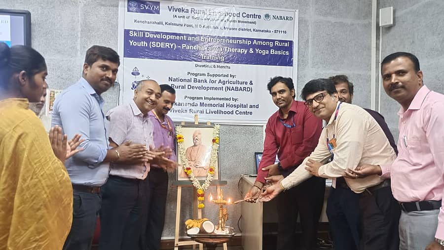 ಸರಗೂರು ಸ್ವಾಮಿ ವಿವೇಕಾನಂದ ಯೂತ್ ಮುವ್ಮೆಂಟ್ನ ವಿವೇಕ ಗ್ರಾಮೀಣ ಜೀವನಾಧಾರ ಕೇಂದ್ರ, ವಿವೇಕಾನಂದ ಸ್ಮಾರಕ ಆಸ್ಪತ್ರೆ ಹಾಗೂ ನಬಾರ್ಡ್ ಸಹಯೋಗದಲ್ಲಿ ಆಯೋಜಿಸಿದ್ದ ಪಂಚಕರ್ಮ ಥೆರಫಿ ಮತ್ತು ಯೋಗ ಬೇಸಿಸ್ ತರಬೇತಿಯನ್ನು ನಬಾರ್ಡ್ ವ್ಯವಸ್ಥಾಪಕ ಶಾಂತವೀರ ಉದ್ಘಾಟನೆ ಮಾಡಿದರು