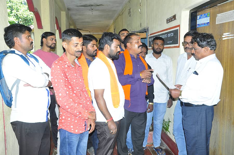 ಶ್ರೀರಾಮ ಸೇನೆ ಸದಸ್ಯರು ಹಾಸನದ ಶಾಲಾ ಶಿಕ್ಷಣ ಇಲಾಖೆ ಉಪ ನಿರ್ದೇಶಕ ಬಲರಾಂ ಅವರಿಗೆ ಶುಕ್ರವಾರ ಮನವಿ ಸಲ್ಲಿಸಿದರು