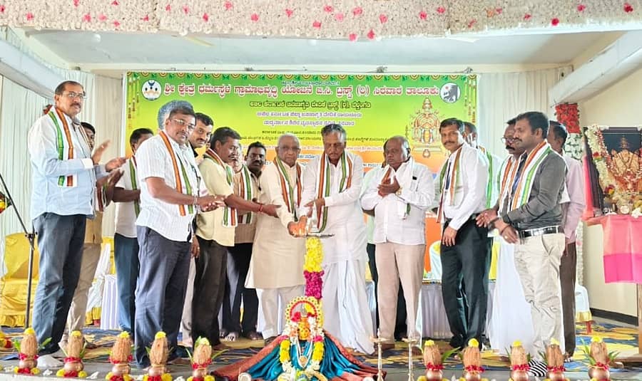 ಸಿರವಾರದ ಜಾಲಾಪುರ ಕ್ಯಾಂಪ್ನ ವೆಂಕಟೇಶ್ವರ ಕಲ್ಯಾಣ ಮಂಟಪದಲ್ಲಿ ಶ್ರೀಕ್ಷೇತ್ರ ಧರ್ಮಸ್ಥಳ ಗ್ರಾಮಾಭಿವೃದ್ಧಿ ಯೋಜನೆಯಿಂದ ಆರಂಭವಾದ ಮದ್ಯವರ್ಜನ ಶಿಬಿರಕ್ಕೆ ಜೆ.ಶರಣಪ್ಪಗೌಡ ಚಾಲನೆ ನೀಡಿದರು