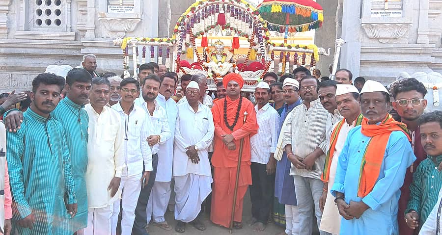 ಗುಳೇದಗುಡ್ಡದಲ್ಲಿ ಗುರುಸಿದ್ಧ ಪಟ್ಟದಾರ್ಯ ಶ್ರೀಗಳ ರಜತ ಮೂರ್ತಿ, ವಚನ ಕಟ್ಟುಗಳ ಅಡ್ಡಪಲ್ಲಕ್ಕಿ ಮಹೋತ್ಸವ ನಡೆಯಿತು.