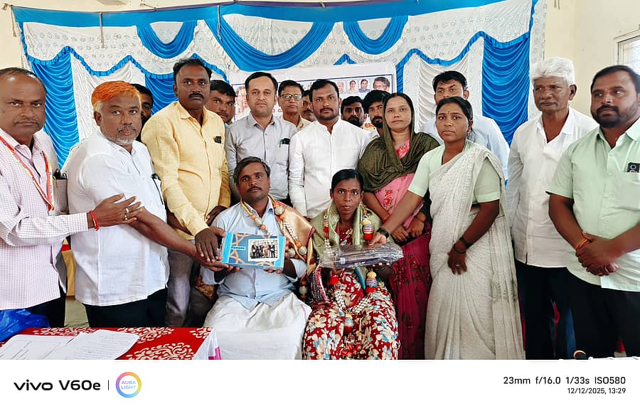 ಕುಕನೂರು ತಾಲ್ಲೂಕಿನ ಮಂಗಳೂರು ಗ್ರಾಮದಲ್ಲಿ ಗೃಹಲಕ್ಷ್ಮಿ ಹಣದಿಂದ ಎಲ್ಐಸಿ ಪಾಲಿಸಿ ಮಾಡಿಸಿದ ಜ್ಯೋತಿ ಕನಕಪ್ಪ ಅವರನ್ನು ಗೌರವಿಸಲಾಯಿತು