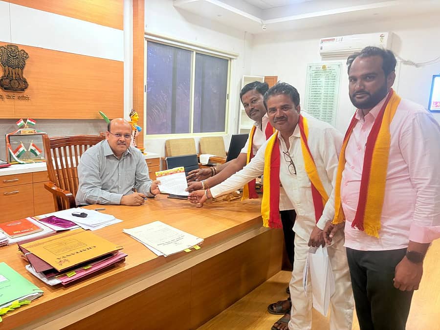 ಕನಕಗಿರಿ ತಾಲ್ಲೂಕು ಕರ್ನಾಟಕ ರಕ್ಷಣಾ ವೇದಿಕೆಯ (ನಾರಾಯಣ ಗೌಡ ಬಣ) ಅಧ್ಯಕ್ಷ ಹರೀಶ ಪೂಜಾರ ಅವರು ಜಿಲ್ಲಾಧಿಕಾರಿ ಸುರೇಶ ಇಟ್ನಾಳ ಅವರಿಗೆ ಶುಕ್ರವಾರ ಮನವಿ ಸಲ್ಲಿಸಿದರು