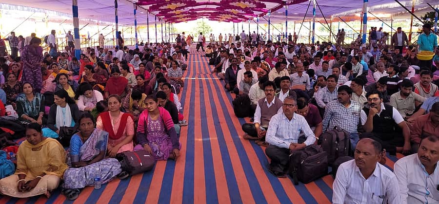 ಸೇವೆ ಕಾಯಂಗೊಳಿಸಬೇಕು ಎಂಬುದೂ ಸೇರಿದಂತೆ ವಿವಿಧ ಬೇಡಿಕೆಗಳ ಈಡೇರಿಕೆಗೆ ಆಗ್ರಹಿಸಿ, ಬೆಳಗಾವಿಯ ಸುವರ್ಣ ವಿಧಾನಸೌಧದ ಬಳಿ ಅತಿಥಿ ಉಪನ್ಯಾಸಕರು ಶುಕ್ರವಾರ ಧರಣಿ ನಡೆಸಿದರು ಪ್ರಜಾವಾಣಿ ಚಿತ್ರ